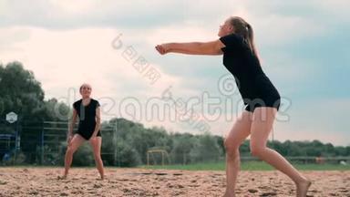 四个女孩在海滩上打排球。 <strong>沙滩</strong>排球，网，比基尼<strong>女郎</strong>。 平面卡通插图。 开始